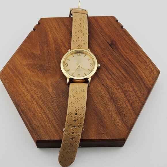 Quartz Womens Gold Tone Watch Golden Tan Laser Cut Floral Band Southwestern Vibe - Picture 4 of 6